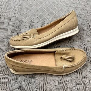 Axxiom Women's Sueded Tan Tassel Loafers ~ 8.5